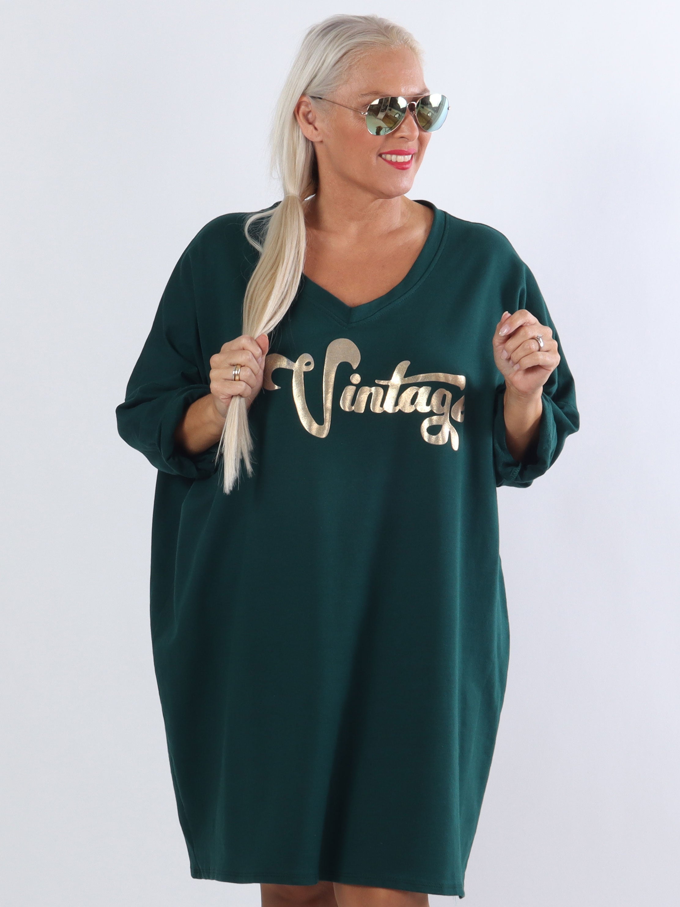 Liana - Plus size joggingkjole med guldskrift